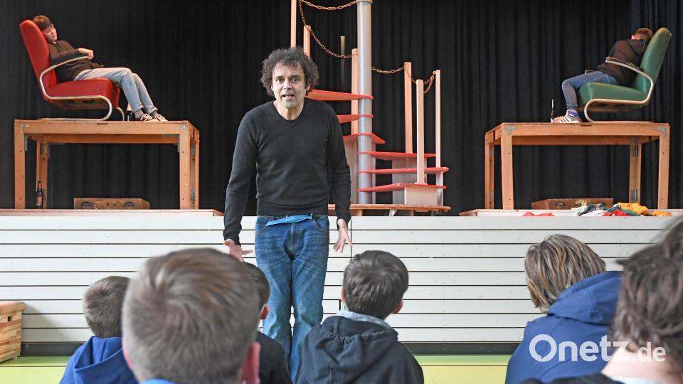 Regisseur Jean-Francois Drozak führt durch das interaktive Theaterstück &quot;Icebreaker&quot;. Dabei wird das gesamte Publikum zum Facharztkollektiv. Bild: Gabi Schönberger