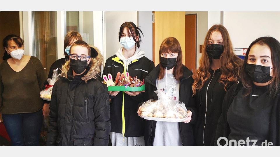 Selbstgemachte Osterhasen und selbstgebackene Osterlämmer übergaben die Schüler den Senioren im Caritas-Seniorenheim. Bild: njn