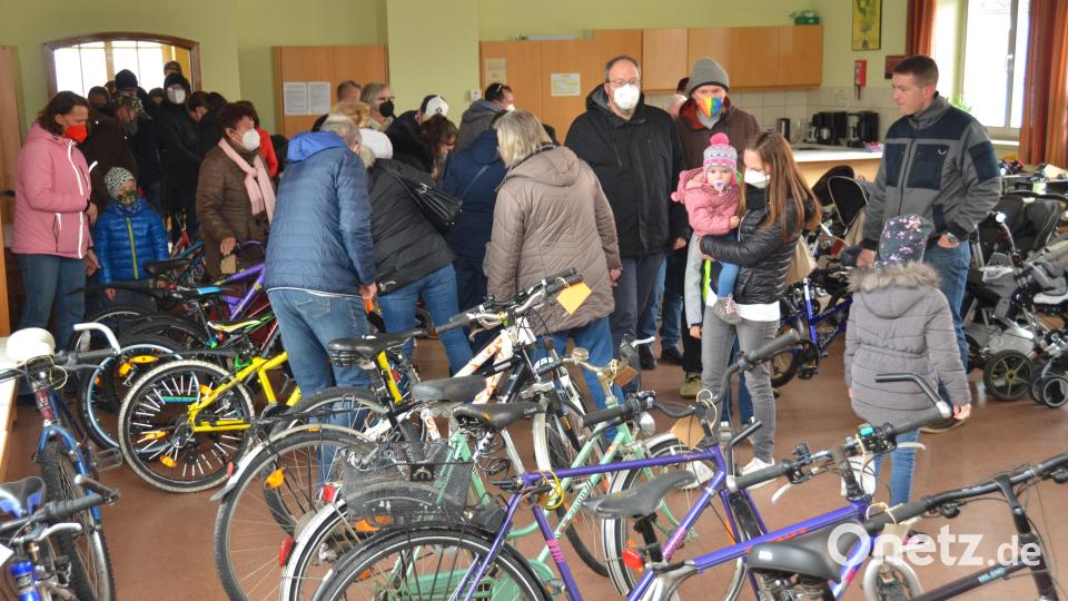 Mehr als 70 Räder, Kinderwägen, Kettcars und vieles andere mehr wurden dem Elternbeirat des Evangelischen Haus für Kinder Gottfried Sperl ins Gemeindehaus zum Verkauf vorbeigebracht. Die Kunden standen zuvor Schlange am Portal. Bild: dob