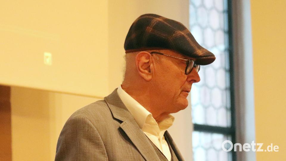 Jürgen Wyrobisch, der Vorsitzende des TuS Rosenberg, ließ guten Wünschen einen Guitschein für ein 50-Liter-Fass folgen. Joachim Bender schlug vor, es der Damen-Gymanstik-Gruppe zu überlassen und erntete tosenden Beifall. Bild: mfh