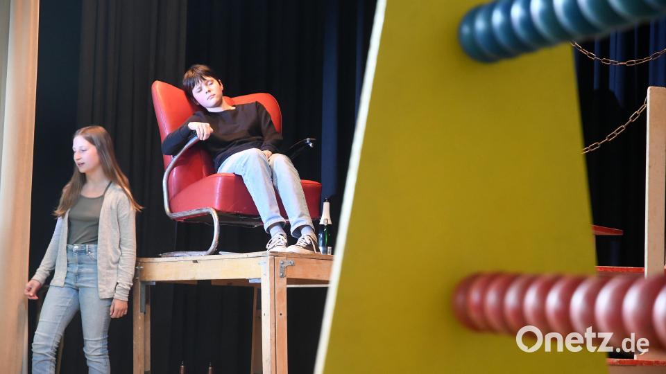 Welcher der beiden Hauptdarsteller leidet an einer Depression? An einer Art Rechenschieber darf das Publikum Punkte vergeben. Mehr als fünf Punkte deutet auf eine depressive Erkrankung hin. Bild: Gabi Schönberger