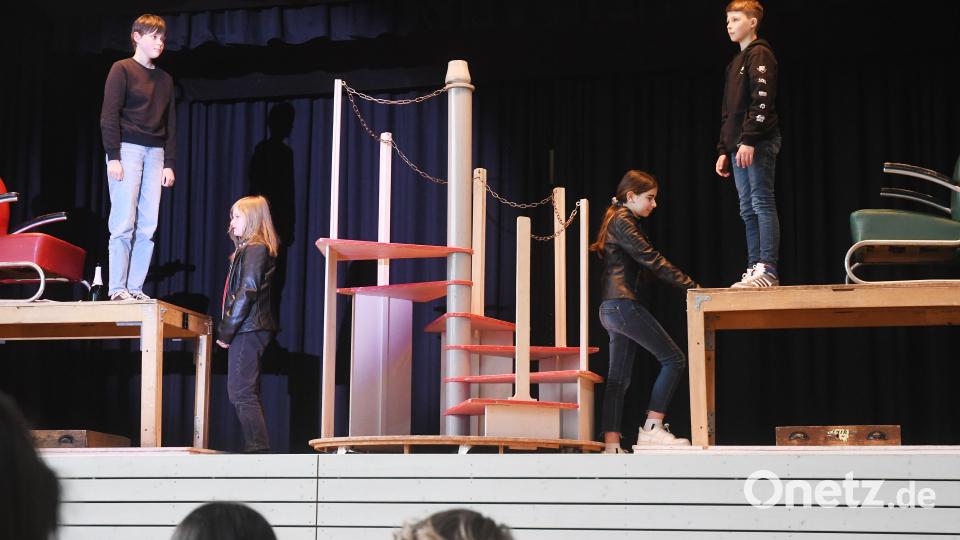 Zehn Schülerinnen und Schüler der fünften bis siebten Jahrgangsstufe führen das interaktive Theaterstück auf. Bild: Gabi Schönberger