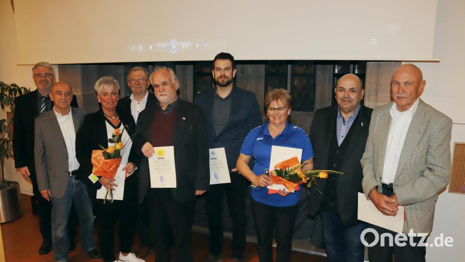 Funktionäre des SVL und Ehrengäste mit den Geehrten: (von links): Thomas Graml, Kurt Hösl, 
Carmen Garreis (25 Jahre Mitgliedschaft), Richard Donhauser, Wolfgang Berndt (40 Jahre Mitgliedschaft), Stefan Hubmann (25 Jahre Mitgliedschaft), Gerda Donhauser (BLSV-Verdienstnadel in Silber mit Gold), Thomas Gebele und Horst Loos (BLSV-Verdienstnadel in Silber mit Gold). Es fehlt Peter Flierl (40 Jahre Mitgliedschaft). Bild: mfh