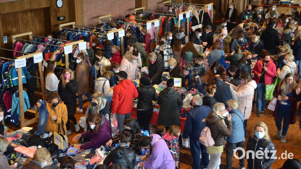 Die Veranstalter wurden total überrannt beim &quot;Quietschenten&quot;-Basar in der Stadthalle. &quot;Mit so einem Mega-Andrang hätten wir nie gerechnet&quot;, so zwei Helferinnen. Bild: dob