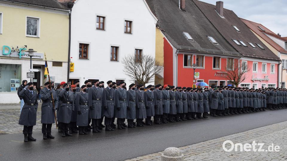 Die Rekruten der 5. Kompanie des Panzerbataillons 104 nahmen zum Feierlichen Gelöbnis Aufstellung am Marktplatz. Bild: bnr