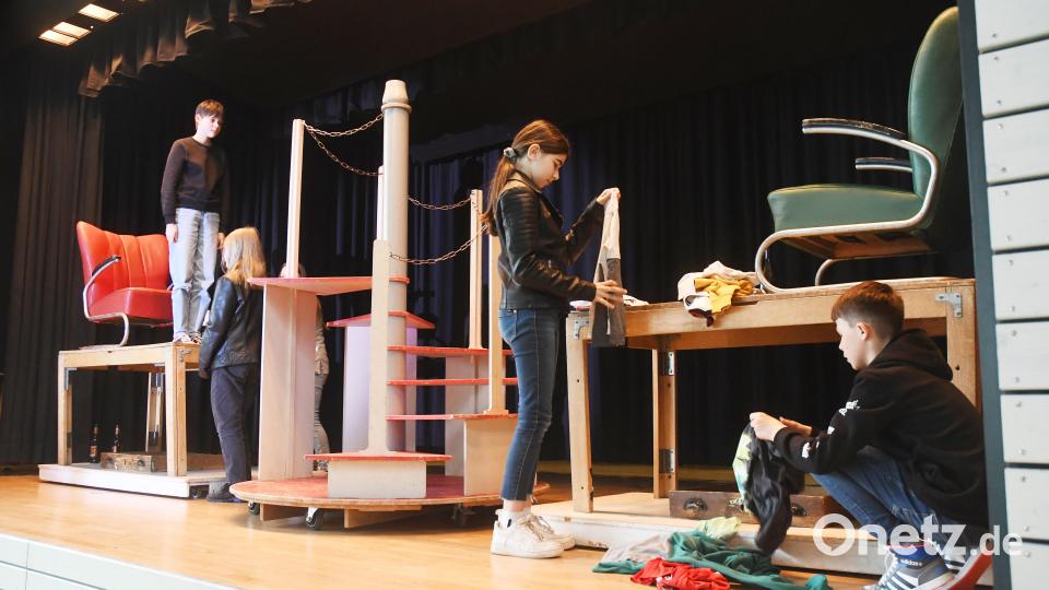Zehn Schülerinnen und Schüler der fünften bis siebten Jahrgangsstufe führen das interaktive Theaterstück auf. Bild: Gabi Schönberger