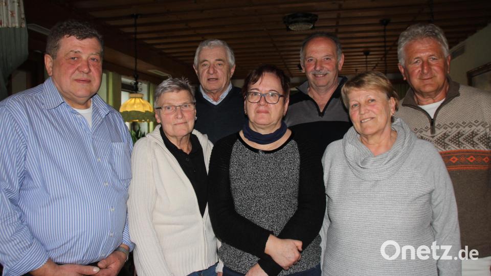 Sie leiten den Ukraine-Hilfsverein: (von links) Anton Wild (Vorsitzender), Edith Brenner (Organisationsleiterin), Peter Alkofer (stellvertretender Vorsitzender), Melitta Grauvogl (Finanz- und Kassenverwalterin), Hans Zilk (Technischer Leiter), Erna Koller (stellvertretende Finanz- und Kassen-verwalterin) und Roland Müller (Schriftführer). Bild: frd