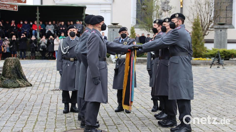 Mit der Hand am Schaft der Truppenfahne sprachen die Rekruten die Eidesformel. Bild: bnr
