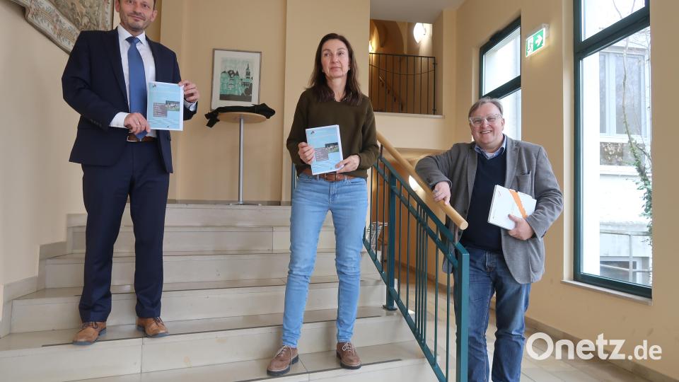 Oberbürgermeister Jens Meyer, Leiterin Susanne Meichner und Sozialdezernent Wolfgang Hohlmeier präsentieren das neue Programm des Maria-Seltmann-Hauses. Bild: Kunz