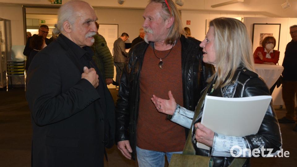 Jeff Beer (links) suchte das Gespräch mit den Besuchern, wie hier mit Künstlern aus Ebnath. Bild: jr