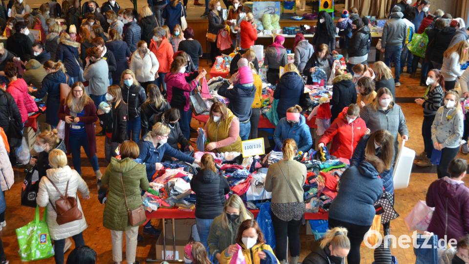 Die Veranstalter wurden total überrannt beim &quot;Quietschenten&quot;-Basar in der Stadthalle. &quot;Mit so einem Mega-Andrang hätten wir nie gerechnet&quot;, so zwei Helferinnen. Bild: dob
