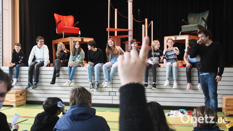 Am Ende darf das Probe-Publikum noch Feedback geben. Damit bei der Premiere am Freitag alles stimmt. Bild: Gabi Schönberger