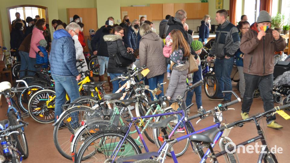 Mehr als 70 Räder, Kinderwägen, Kettcars und vieles andere mehr wurden dem Elternbeirat des Evangelischen Haus für Kinder Gottfried Sperl ins Gemeindehaus zum Verkauf vorbeigebracht. Die Kunden standen zuvor Schlange am Portal. Bild: dob