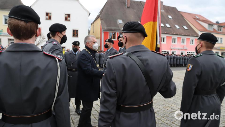 Per Handschlag gratulierten Bürgermeister Richard Tischler und OTL Marek Krüger die Rekruten. Bild: bnr