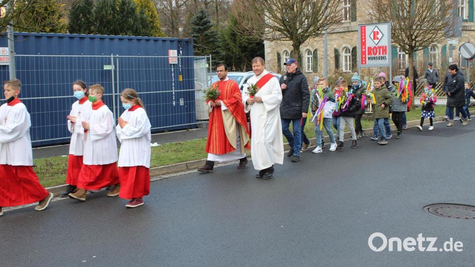 In der Palmprozession zogen die Kommunionkinder zusammen mit Pfarrer Pater Anish George und Diakon Rudolf Hoffmann zur Pfarrkirche Bild: soj