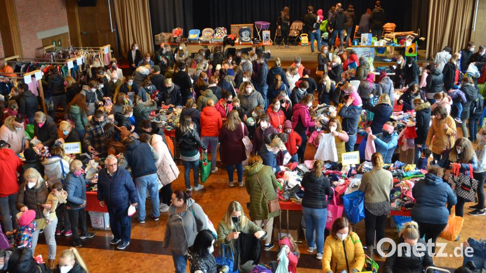 Die Veranstalter wurden total überrannt beim &quot;Quietschenten&quot;-Basar in der Stadthalle. &quot;Mit so einem Mega-Andrang hätten wir nie gerechnet&quot;, so zwei Helferinnen. Bild: dob