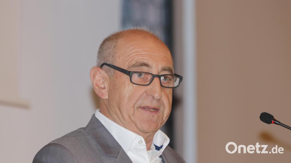 Der Dritte Vorsitzende des SV Loderhof, Kurt Hösl, moderierte nicht nur den bildlichen Rückblick auf die Vereinsgeschichte, sondern würzte den Vortrag auch mit seiner sprachlich gewitzten Werbepause für den SVL. Bild: mfh