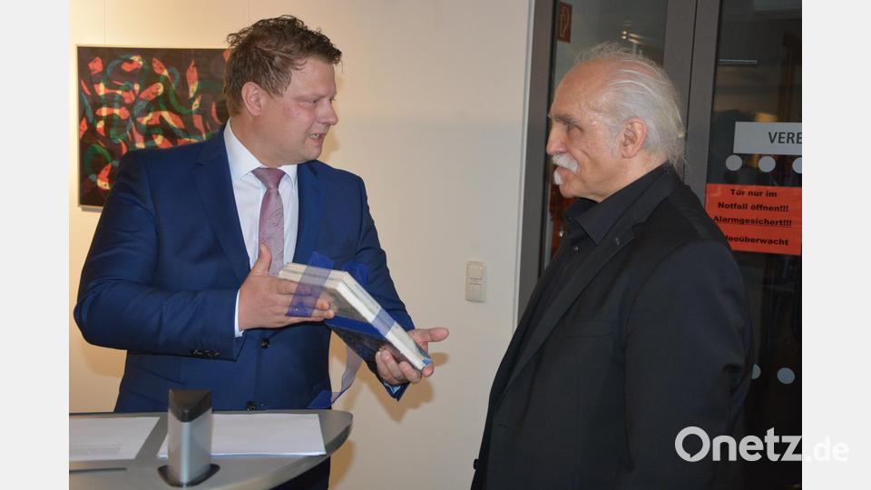 Bürgermeister Stefan Grillmeier (links) dankte Jeff Beer für die Ausstellung im Museum Mitterteich und überreichte Buchpräsente der Stadt. Bild: jr