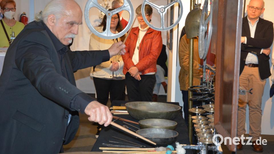 Sein musikalisches Können präsentierte Jeff Beer an einem Multi-Percussion-Instrument, mit dem er Eigenkompositionen zum Besten gab. Bild: jr