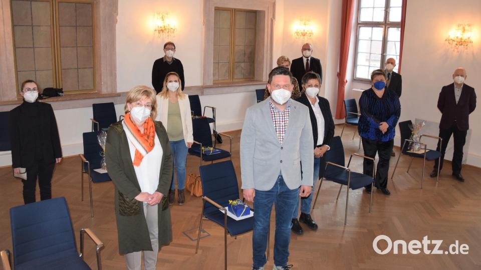Dank an langjährige Bedienstete. Von links: Julia Schug, Christine Kellner, Edmund Frummet, Lisa Lehr, Andreas Lang, Maria Hartich, Landrat Andreas Meier, Brunhilde Reber, Daniela Jahreis, Werner Kraus, Johann Bablitschky. Bild: LRA Neustadt/WN ? Lukas Alt/exb