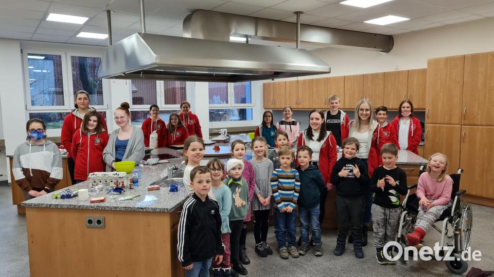 Die Mitterteicher Jugendrotkreuzler haben mit den Gruppenleitern Alexandra Zintl, Natalie Wölfl, Johann Lenk, Jakob Lenk und Katharina Bauer (von links) in der Küche der Mittelschule eine Backaktion durchgeführt, um Ostertüten für ukrainische Flüchtlingskinder zu bestücken. Bild: BRK Mitterteich/exb