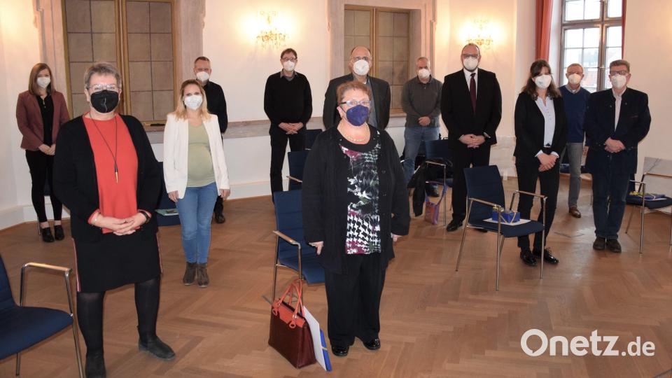 Das Landratsamt dankt langjährigen Bediensteten Von links: Constanze Schmucker, Gabriele Raithel, Lisa Lehr, Dr. Thomas Holtmeier, Edmund Frummet, Frieda Striegl, Alfons Bauer, Dr. Ralf Blome, Landrat Andreas Meier, Veronika Baur-Schmelcher, Wilhelm Schell, Dr. Norbert Sandner. Bild:  LRA Neustadt/WN ? Hannes Gilch/exb