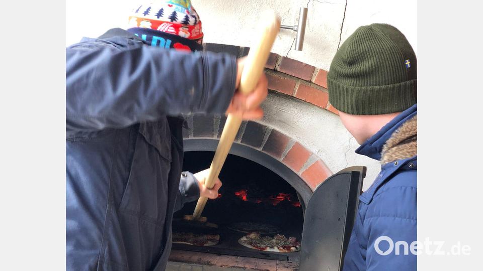 Die Schürmeister zeigten ihr Geschick im Pizzabacken am neuen Backofen im Bürgerpark Krummennaab. Bild: vsr