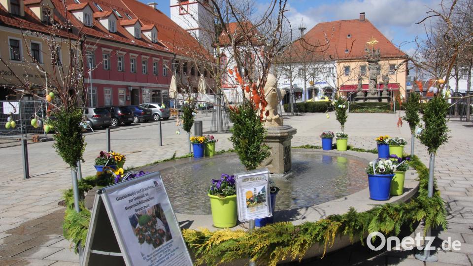 Der Karpfenbrunnen am Oberen Marktplatz, einer der sieben frühlingshaft geschmückten Osterbrunnen. Bild: kro