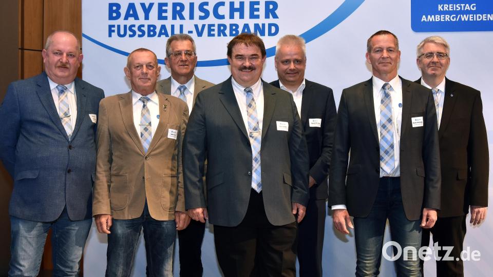 Der neue Kreisausschuss des Fußballkreises Amberg/Weiden: (von links) Klaus Meier, Willi Hirsch, Georg Müllner, Albert Kellner, Roman Melzner und Stefan Weinberger. Bezirksvorsitzender Thomas Graml (rechts) gratulierte. Bild: Stephan Huber