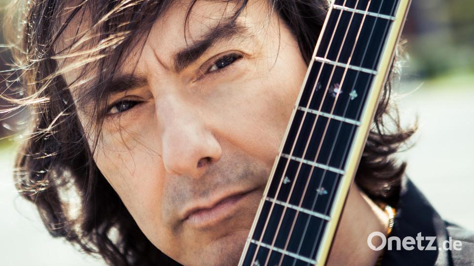 Italiener Pippo Pollina steht am Samstag Abend auf der Bühne. Bild: Lena Semmelroggen