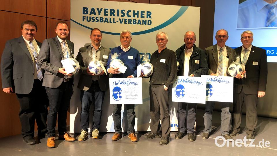 Kreisvorsitzender Albert Kellner (links) und Bezirksvorsitzender Thomas Graml (rechts) verabschiedeten beim Kreistag verdiente Funktionäre: (von links) Christoph Kellner, Ulrich Schlamminger, Karl-Heinz Luber, Karl Vollmer, Michael Bauer und Lorenz Gebert. Bild: A. Schwarzmeier