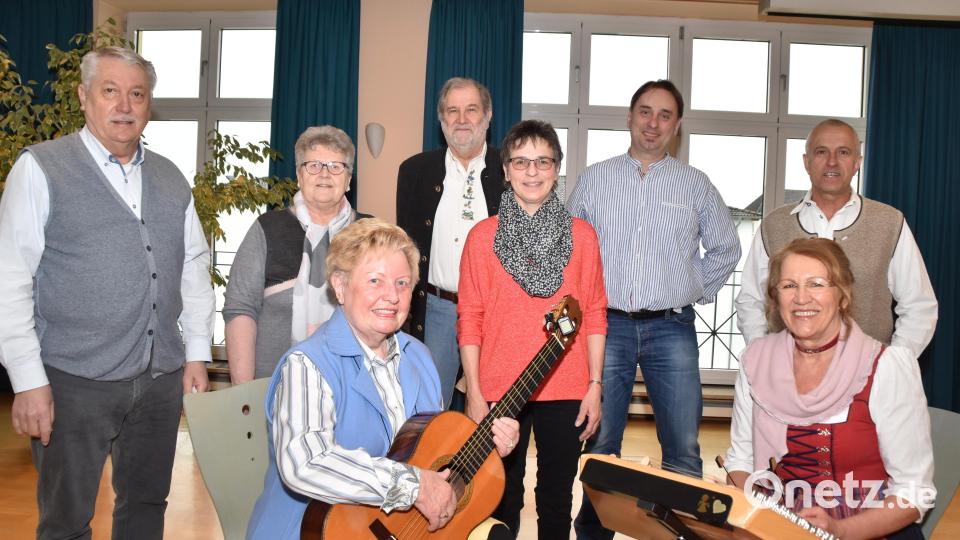 Das "Duo Herrschaftssait`n" begleitet die Vorträge der Mundartdichter. Bild: hcz