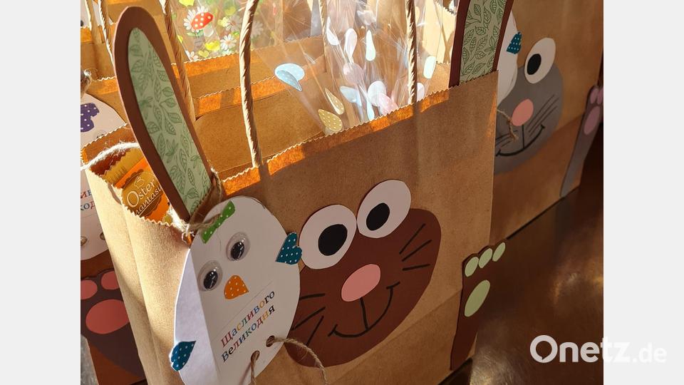 Rund 80 liebevoll gestaltete und mit gefärbten Eiern, Plätzchen, Muffins und weiteren Süßigkeiten gefüllten Ostertüten haben die Mitterteicher Jugendrotkreuzler zusammengestellt. Bild: BRK Mitterteich/exb