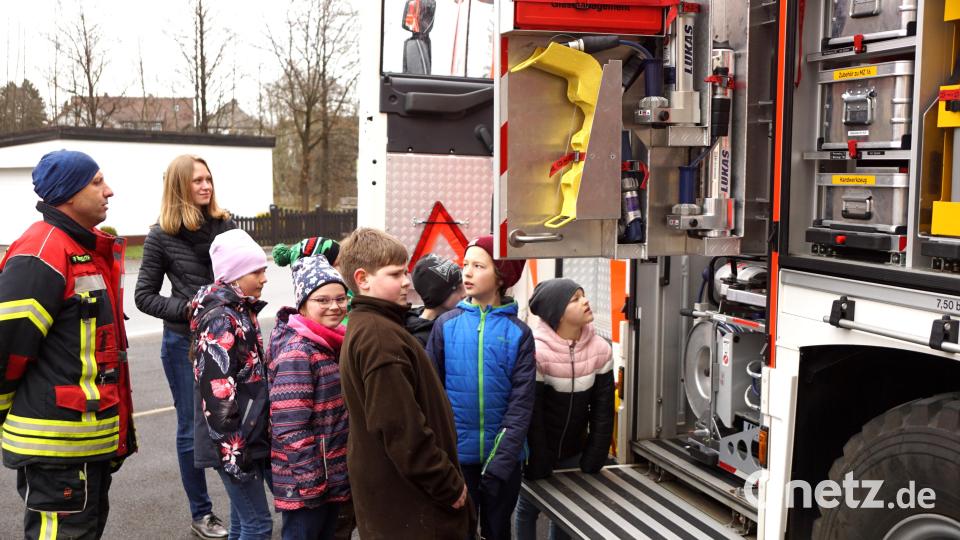 Eines der Einsatzfahrzeuge beherbergt die gesamte Ausstattung für die technische Hilfeleistung. Da gab es für die Schüler viel zu bestaunen. Die Gruppe begleitete Lehramtsanwärterin Jasmin Füchsl (Zweite von links). Bild: bkr