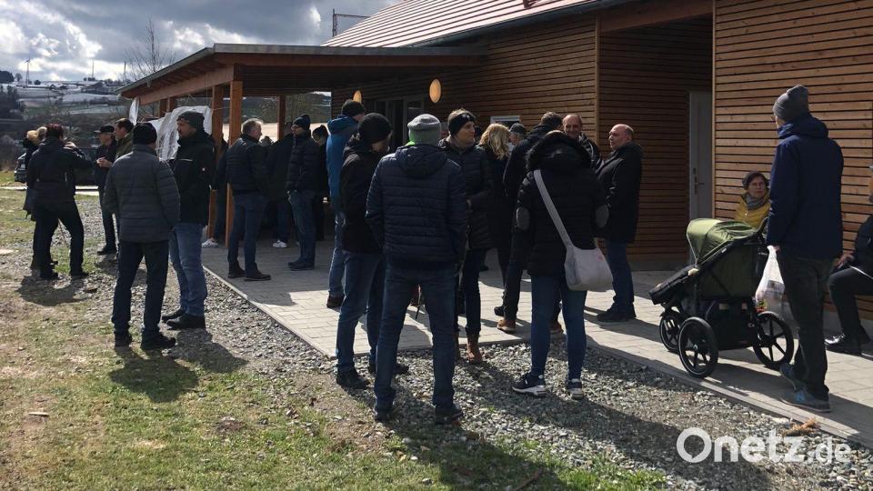 Viele Interessierte trafen sich rund um das neue Versorgungsgebäude und den Backofen, um sich über den neu entstehenden Dorfladen zu informieren. Bild: vsr