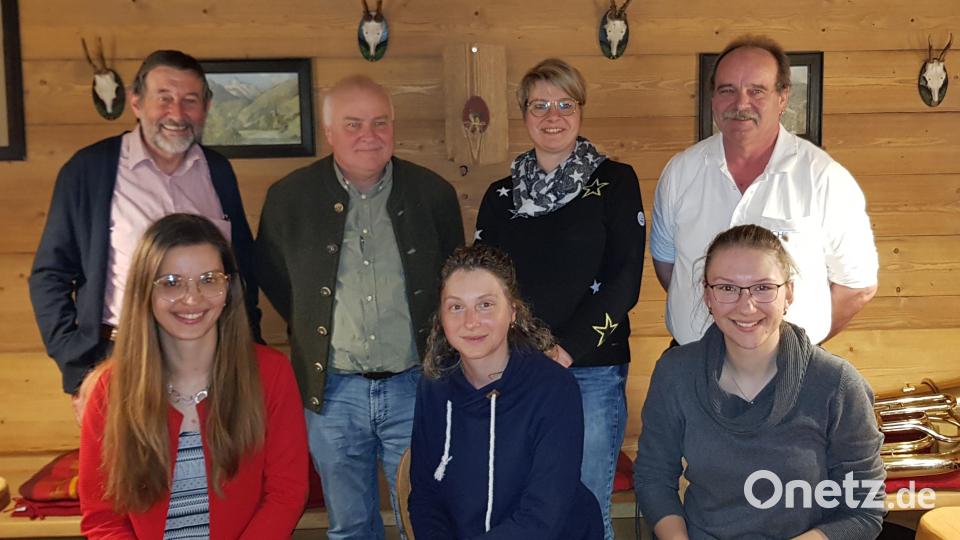 Das neue Leitungsteam der Großkonreuther Blasmusik: Vorsitzende Sabrina Wenzl, Kassenprüferin Helga Bäuml, Dirigentin Theresa Bäuml (vorne, von links), Kassenwart Wolfram Strehl, Vorsitzender Thomas Mark, Kassenprüferin Anita Wurm, Beisitzer Robert Franz (hinten von links). Es fehlen Schriftführerin Regina Kraus, Dirigentin Regina Strehl und Beisitzerin Kathrin Witt. Bild: exb