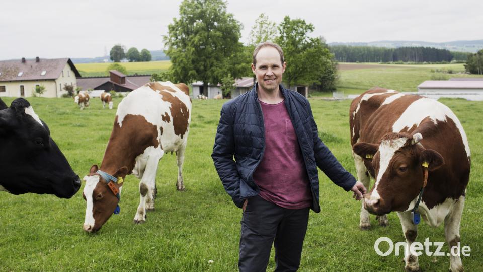 Matthias Zahn aus Eiglasdorf (Gemeinde Reuth bei Erbendorf) ist einer von sechs Landwirten, die ihre Hoftore für die Besucher öffnen. Bild: Steinwald-Allianz