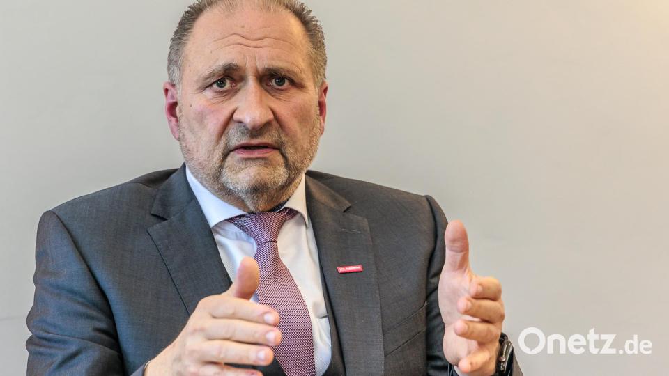 Hans Peter Wollseifer, Präsident des Zentralverbands des Deutschen Handwerks, war am Montag zu Gast bei der Kreishandwerkerschaft in Schwandorf. Bild: Hösamer