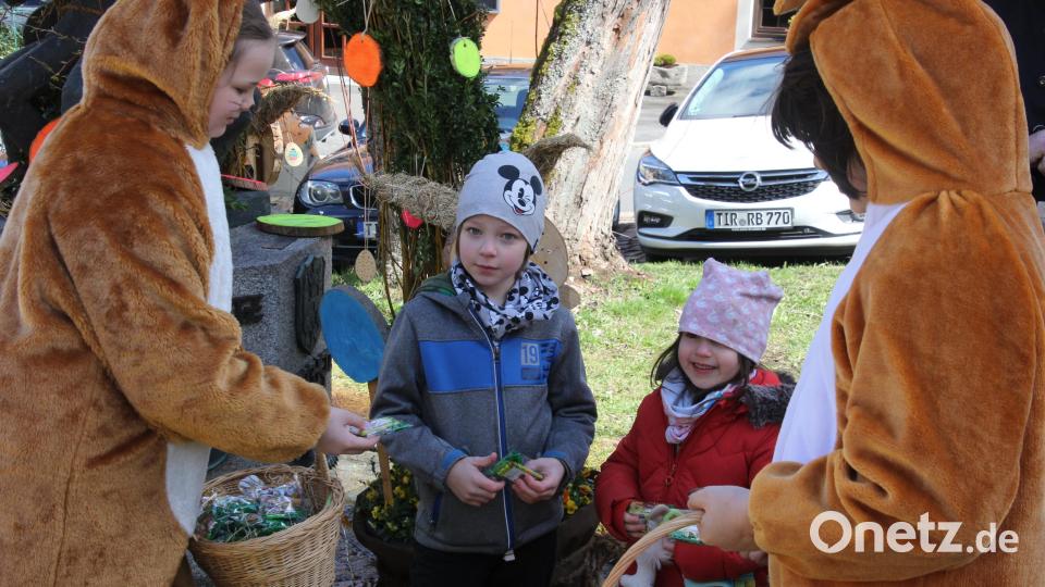 Die beiden Osterhasen Magdalena und Bozhidar verteilten an die Kinder fair gehandelte Köstlichkeiten. Bild: kro