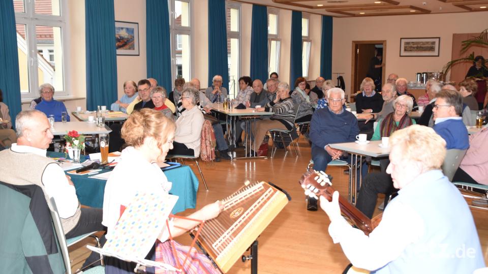 Über zahlreiche Besucher freut sich der Arbeitskreis Mundart bei der Veranstaltung im Maria-Seltmann- Haus. Bild: hcz