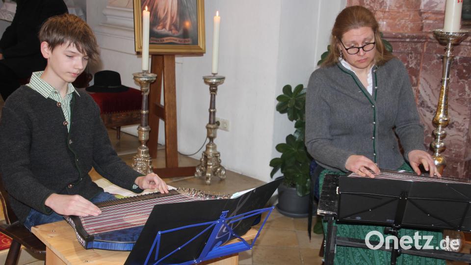 Regina Frank und Paul Gleißner, das Zitherduo der Kreismusikschule Tirschenreuth. Bild: kro