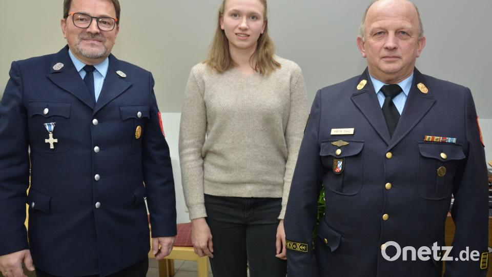 Lena Dworzak gehört nun zu den Aktiven der Feuerwehr Roggenstein. Dazu gratulierte Kreisbrandinspektor Martin Weig (rechts) und Kommandant Stefan Urbaneck (links). Bild: dob