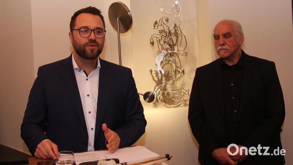 In seiner Eröffnungsrede würdigte Bürgermeister Matthias Grundler (links) das Wirken des Wahl-Falkenbergers Jeff Beer (rechts). Bild: wro