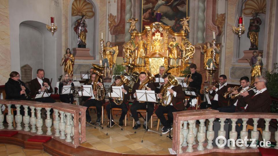Die Blaskapelle Ernestgrün unter der Leitung von Eduard Frank (rechts) spielte im Altarraum. Bild: kro