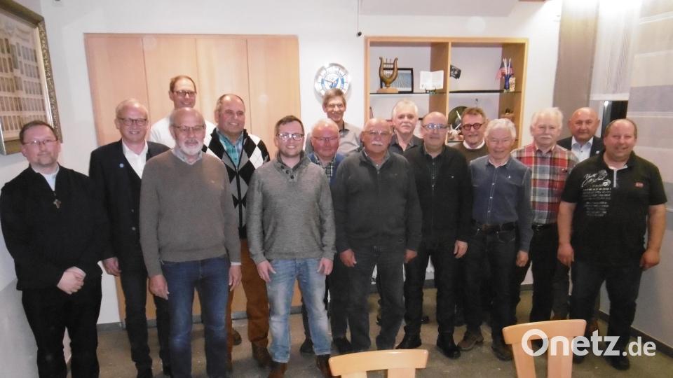 Die alte und neue Führungsmannschaft des Männergesangvereins Ursulapoppenricht mit Pfarrvikar Christian Preitschaft, Bürgermeister Bernhard Lindner und HKA-Vorsitzendem Georg Götz. Bild: mma