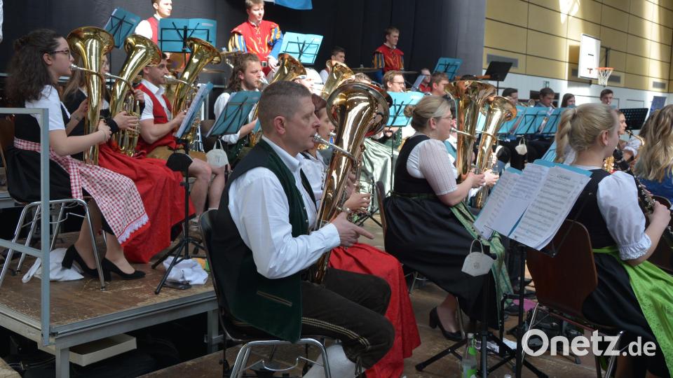 Fast 50 Musikerinnen und Musiker nahmen am Probenwochenende des Kreisverbandes des Nordbayerischen Musikbundes in der Jugendherberge Wunsiedel teil. Höhepunkt und Abschluss war das gemeinsame Konzert des Kreisorchesters in der Mitterteicher Mehrzweckhalle. Bild: jr