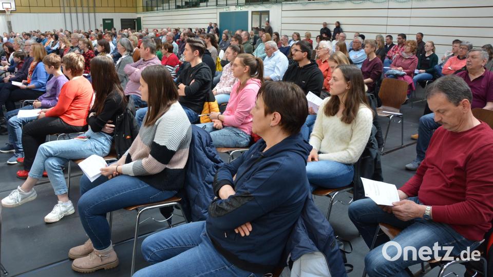 Volles Haus in der Mitterteicher Mehrzweckhalle, sie alle erlebten ein rund zweistündiges Konzert des Kreisorchesters Tirschenreuth. Bild: jr