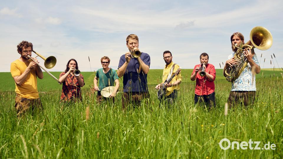 Gute Laune-Blasmusik von LaBrassBanda gibt es am 15. Juli beim Stahlwerk-Festival in Sulzbach-Rosenberg auf die Ohren. Bild: David Königsmann