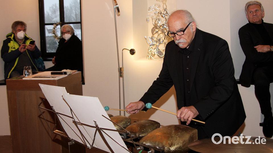 Den Auftakt zur Ausstellung in den Räumen der Burg Falkenberg gestaltete der Künstler selbst. Zu seinen &quot;Werkzeugen&quot; zählen auch Schlaginstrumente. Bild: wro