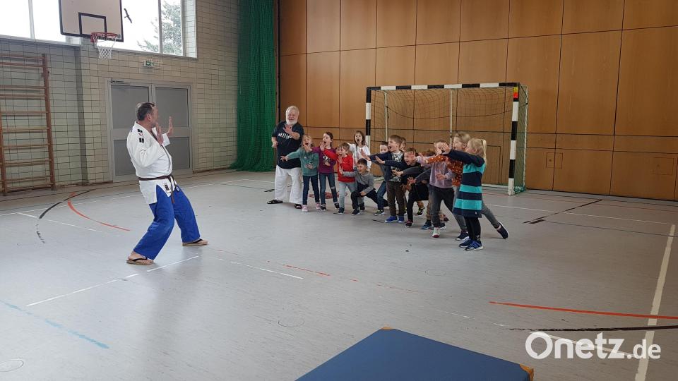 „Das lasse ich mir nicht gefallen“, schrien die Mädchen und Buben beim Selbstbehauptungskurs ihren Trainern entgegen. Bild: gi